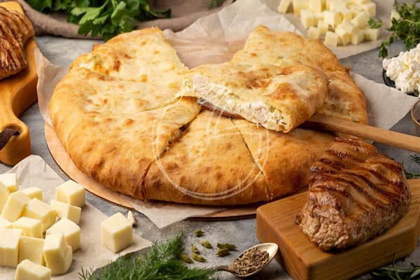 Пиріг з пряною індичкою з сирами і зеленню