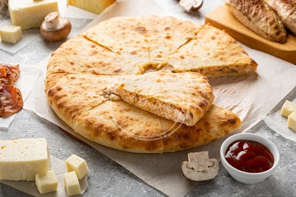 Пиріг-барбекю з куркою, грибами, сиром і беконом