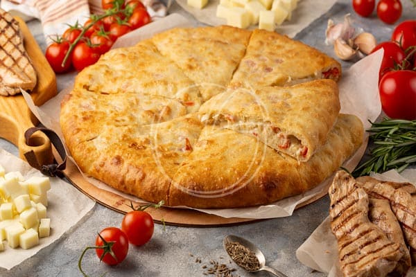 Пиріг з духмяною куркою, томатами і сирами