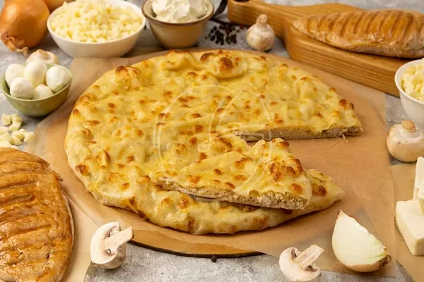 Хачапурі-жульєн із курячим філе, крем-сиром і печерицями